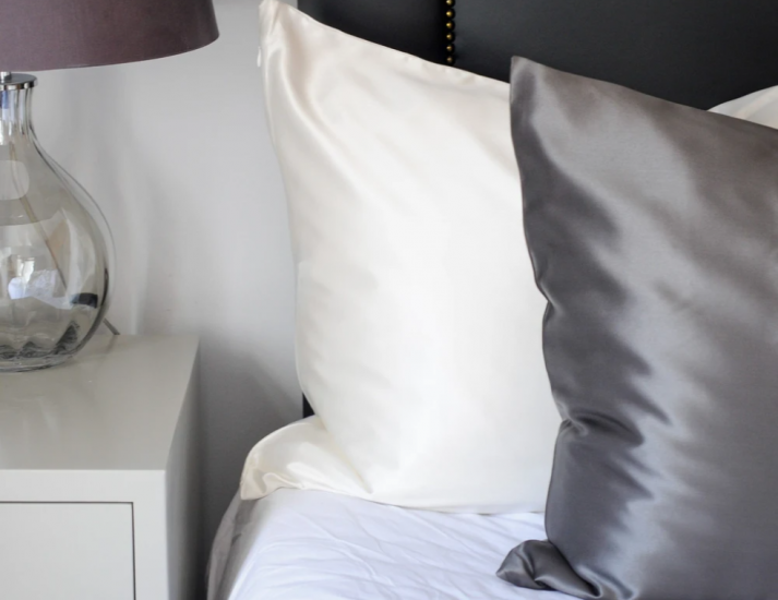 Do Silk Pillowcases Really Benefit Your Skin and Hair? Do Silk Pillowcases Really Benefit Your Skin and Hair?
