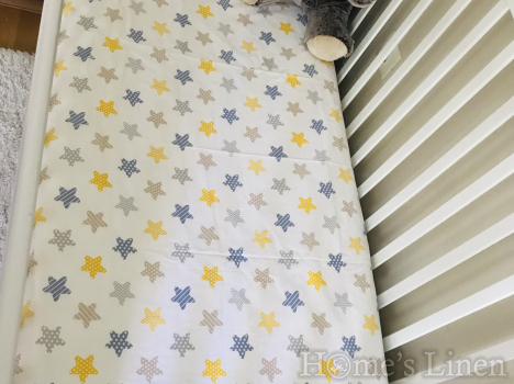 Долен чаршаф с ластик за бебешко креватче 100% памук "Шарени звездички"